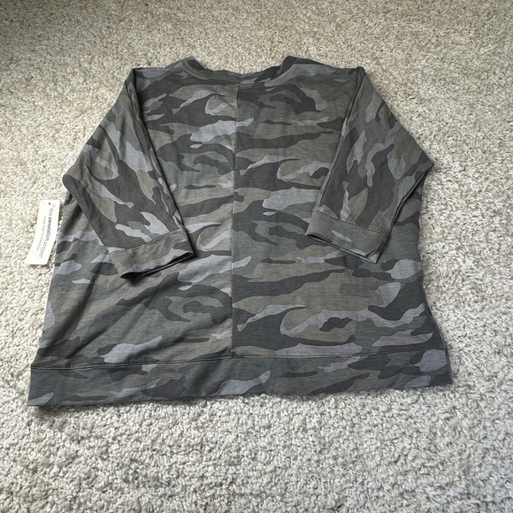 The Sweatshirt Project Top Womens XL Green Camo 3/4‎ Sleeve V Neck Lace Up NEW - Picture 2 of 10